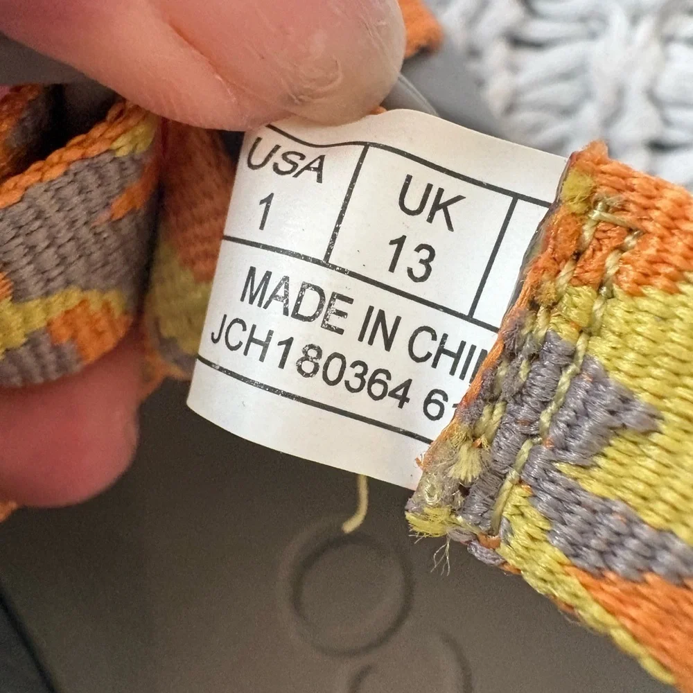 Chaco kids Chillos Slides. gray and yellow EUC SIZE. 1